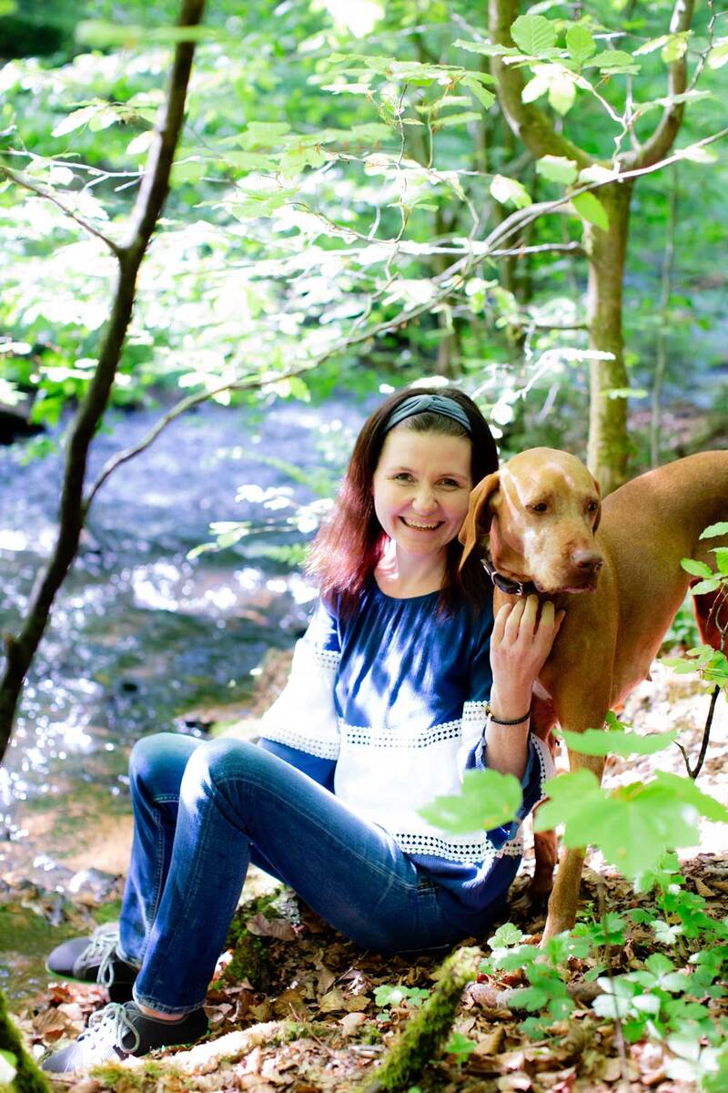 Sonja Priester im Wald – Beckenbodentherapie und Körperarbeit in Eisenberg Pfalz